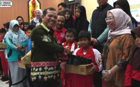 Pemkab Murung Raya Salurkan 230 Pasang Sepatu untuk Siswa, Tingkatkan Semangat Belajar
