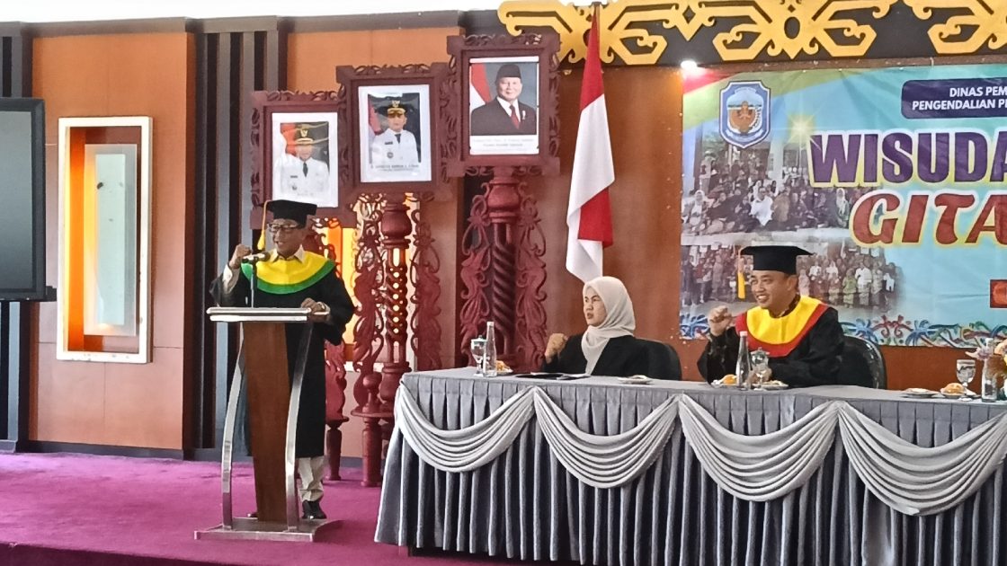 Bupati Murung Raya Wisuda Sekolah Lansia Gita Uluh Itah, Belajar Tak Mengenal Usia