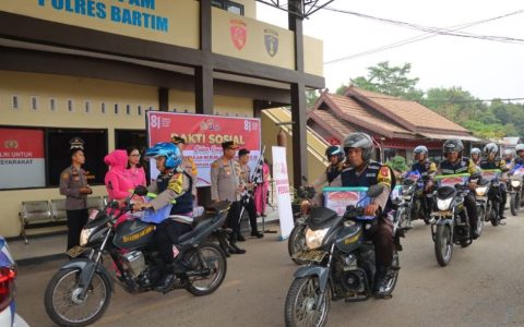 Bhabinkamtibmas Antar 200 Paket Sembako ke Warga