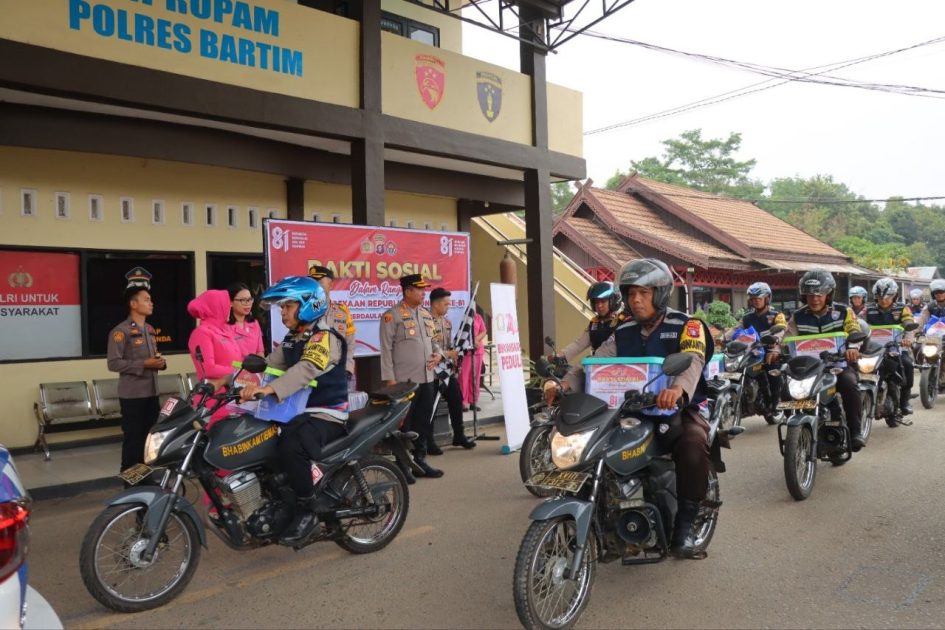 Bhabinkamtibmas Antar 200 Paket Sembako ke Warga