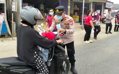 Polsek Dusteng dan PPNI Bagikan Masker Gratis ke Warga